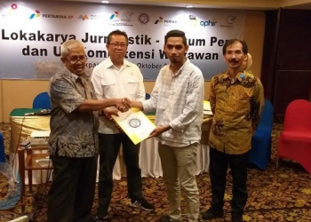 Wartawan Kejar-kejaran Menyusun dan Menyunting Berita di Bawah Deadline 