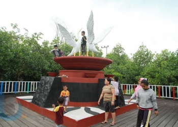 Mangrove Berbas Pantai Diguyur Miliaran 
