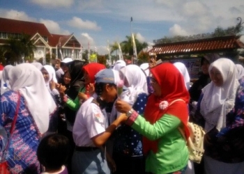 Hari Guru, Siswa Ramai Beri Bunga 