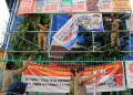 TAK BERIZIN: Satpol PP membongkar spanduk ilegal yang terpasang di sudut-sudut Bontang, Senin (19/11) kemarin. Sebanyak 69 reklame ilegal diamankan petugas.(foto: Fahmi Fajri/Bontang Post)