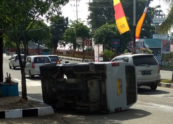 Rem Blong, Angkot Terbalik 