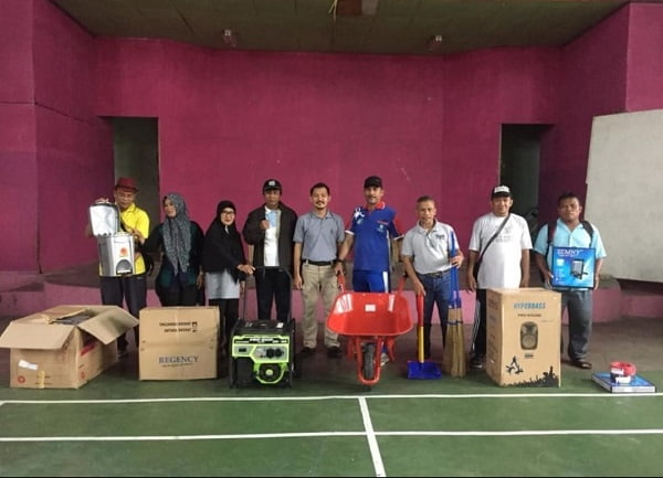 SERAHTERIMA: Ke-62 RT kelurahan Berebas Tengah mendapat bantuan 130 item barang dan jasa dari produta, kemarin (21/12).(IST)