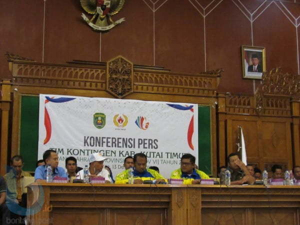 BANTAH DIBOIKOT: Wakil Bupati Kutim dan seluruh kepala cabor Porprov VI Kontingen Kutim melaksanakan konferensi pers.(LELA RATU SIMI/SANGATTA POST)