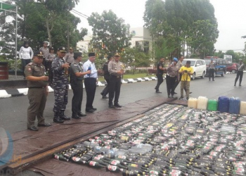 Ribuan Botol Miras Dimusnahkan 