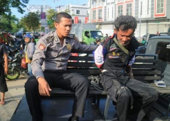 Ibu Dihantam Balok, ODGJ Ngamuk, Honda Jazz Dirusak