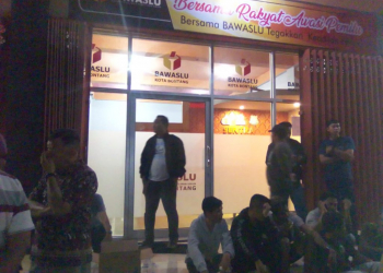 Memanas! Kantor Bawaslu Bontang Digeruduk Massa Pendukung Caleg