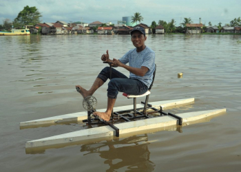 Surya Husaini, Sarjana Peternakan yang Merancang Sepeda Air