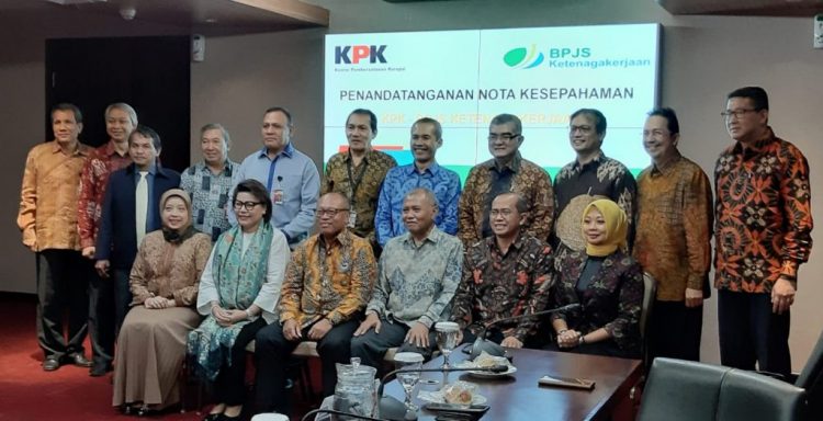 Momen BPJS Ketenagakerjaan bersama KPK usai menandatangani nota kesepahaman, Rabu ini. (IST)