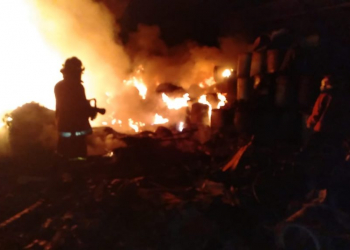 Malam Buta, Tumpukan Besi Tua di Tanjung Laut Dilalap Si Jago Merah