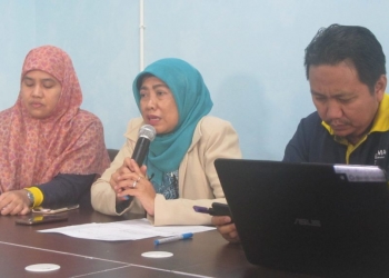 Kabid Pencegahan dan Pengendalian Penyakit (P2P) Dinas Kesehatan Bontang, Diana Nurhayati (tengah) memberikan keterangan pers. (Foto: Lukman/BontangPost.id)