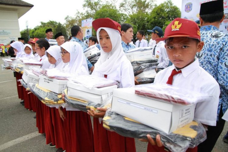 DINANTIKAN WARGA: Warga meminta program bantuan perlengkapan sekolah gratis jangan sampai mengalami penundaan kembali.  (Dok/KP)