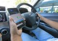 MEMECAH KONSENTRASI: Seorang pengemudi menggunakan aplikasi GPS di ponselnya. FUAD MUHAMMAD/KALTIM POST