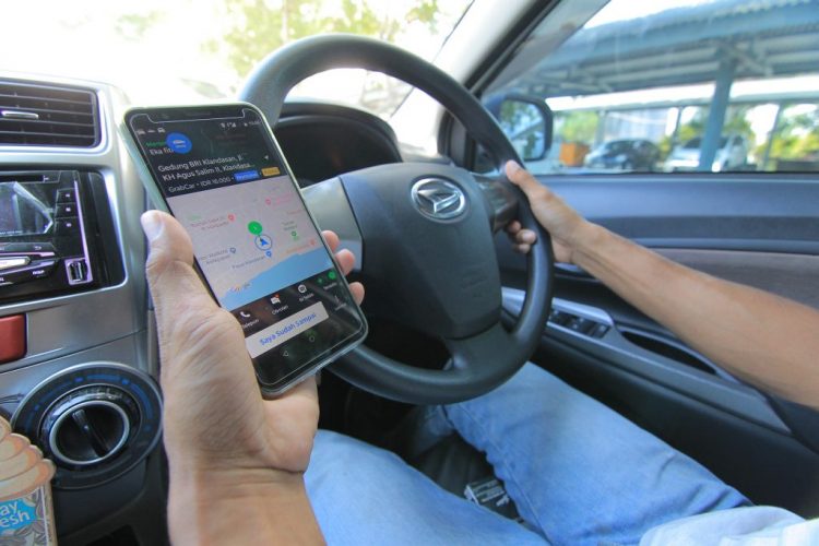 MEMECAH KONSENTRASI: Seorang pengemudi menggunakan aplikasi GPS di ponselnya. FUAD MUHAMMAD/KALTIM POST