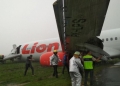 OVER RUN. Lion Air JT 714 mengalami insiden di Bandara Supadio Pontianak, Sabtu (16/2). Pesawat itu tergelincir sehingga over run. Warga for RK