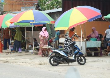 Sudah Dilarang, Belasan Pedagang Masih Nekat Berjualan di Atas Trotoar