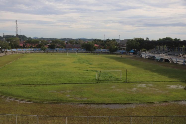 SAATNYA BERSOLEK: Stadion Rondong Demang, Tenggarong, rencananya menjadi homebase Mitra Kukar, musim depan. DONNY ADITYA/KALTIM POST