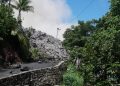 Tumpukan material lava yang menghancurkan jembatan penghubung ke Desa Batubulan dan menutup jalan di Kali Malebuhe. (Don Papuling/Manado Post)