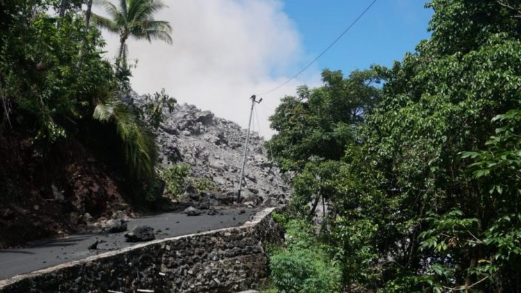 Tumpukan material lava yang menghancurkan jembatan penghubung ke Desa Batubulan dan menutup jalan di Kali Malebuhe. (Don Papuling/Manado Post)