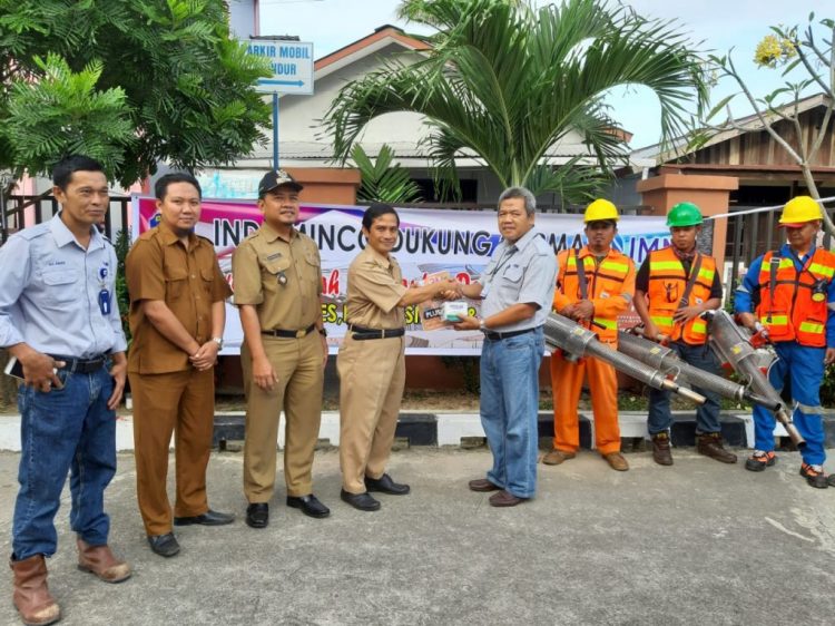 SIMBOLIS: Comdev Head PT IMM, Imam Taufik menyerahkan bubuk abate kepada Plt Diskes Bontang Bahauddin sesaat akan memulai fogging ke rumah-rumah warga. (RERA ANNORISTA/BONTANGPOST.ID)