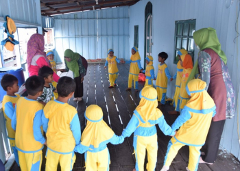 Pupuk Kaltim Mengajar Bidik Siswa SD YPPI dan PAUD Terapung Malahing