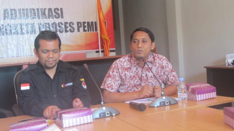 Komisioner Bawaslu Bontang Agus Susanto dan Aldy Artrian saat memberikan keterangan kepada awak media. (Foto: Lukman/BontangPost.id)