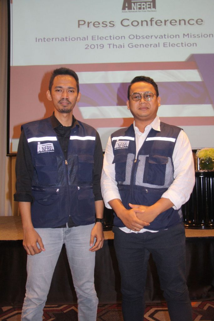 KEPERCAYAAN: Heroik Pratama (kiri) dan Mulki Shedar di Hotel Marriott di Sukumvit Road, Bangkok, Thailand, kemarin. (Foto: sidiq prasetyo/Jawa pos )