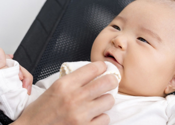 Ini Penyebab Bayi Muntah Setelah Minum ASI