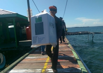 Dikawal Ketat, Kotak Suara Tiba di Kampung Pesisir