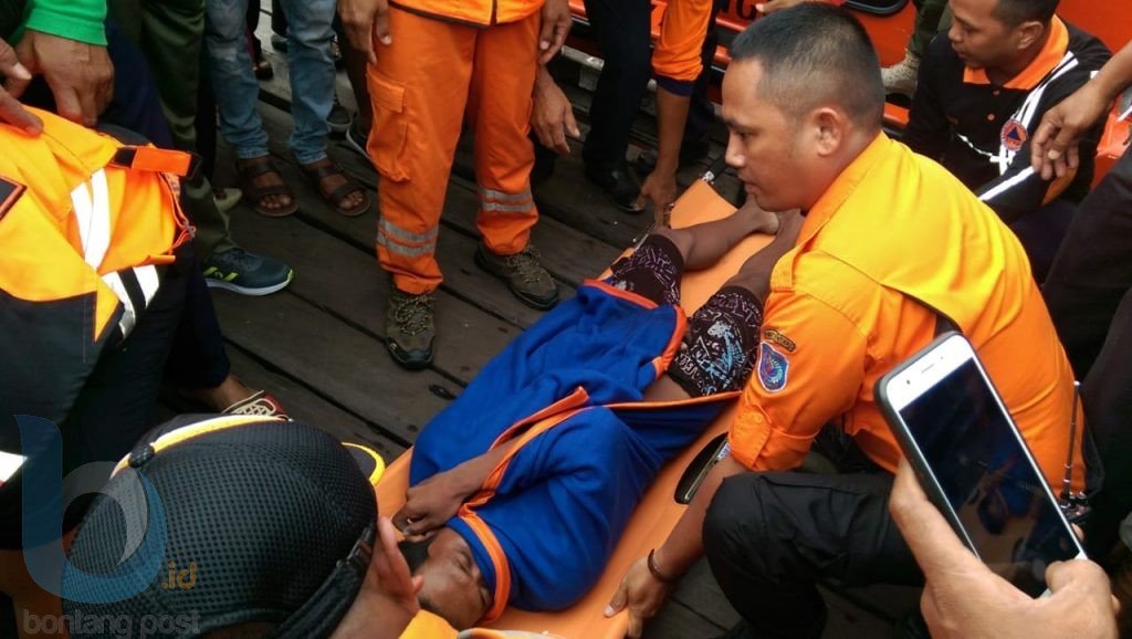 Darman yang mengalami kelelahan langsung dibawa ke rumah sakit terdekat. (Arsyad/bontangpost.id)