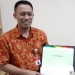 Pelaksana tugas Sekretaris Jenderal BOPI Sandi Suwardi Hasan menunjukkan data salah satu klub peserta Liga 1 Indonesia 2019 di Gedung Kemenpora, Jakarta, Rabu. (Michael Siahaan)