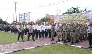 Polres Bontang melaksanakan Apel Gelar Pasukan Operasi Ketupat Mahakam, untuk mengecek kesiapan personel. (Humas Polres Bontang)