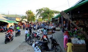 Kehadiran pedagang di depan pasar sementara Rawa Indah memengaruhi omzet pedagang di dalam pasar.(dok/bontangpost.id)