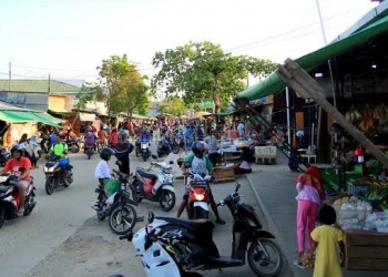 Kehadiran pedagang di depan pasar sementara Rawa Indah memengaruhi omzet pedagang di dalam pasar.(dok/bontangpost.id)