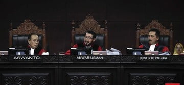 Majelis hakim konstitusi yang diketuai Anwar Usman menolak seluruh permohonan Prabowo-Sandi. (CNN Indonesia/Safir Makki).