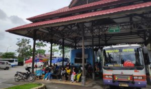 Penumpang memadati Terminal Bontang untuk mudik lebaran. (Zaenul/Bontangpost.id)