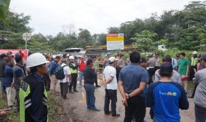 GMPB saat melaksanakan aksi di areal Jalan Hauling PT Indominco Mandiri, kampung Segendis Kelurahan Bontang Lestari, Sabtu (15/6/2019). (Istimewa)