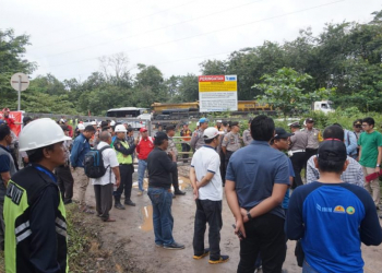 GMPB saat melaksanakan aksi di areal Jalan Hauling PT Indominco Mandiri, kampung Segendis Kelurahan Bontang Lestari, Sabtu (15/6/2019). (Istimewa)