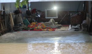 Warga RT 5 Guntung, menepi ke pondok-pondok di pinggir jalan usai rumahnya digenangi banjir. (Arsyad)