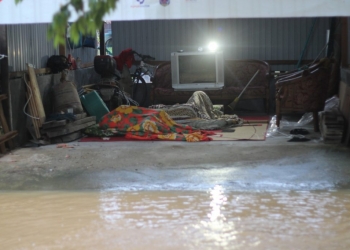 Warga RT 5 Guntung, menepi ke pondok-pondok di pinggir jalan usai rumahnya digenangi banjir. (Arsyad)