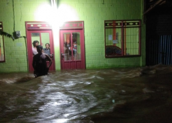RT 5 Kelurahan Guntung, tergenang banjir hingga sepinggul orang dewasa (Dirga for bontangpost.id)