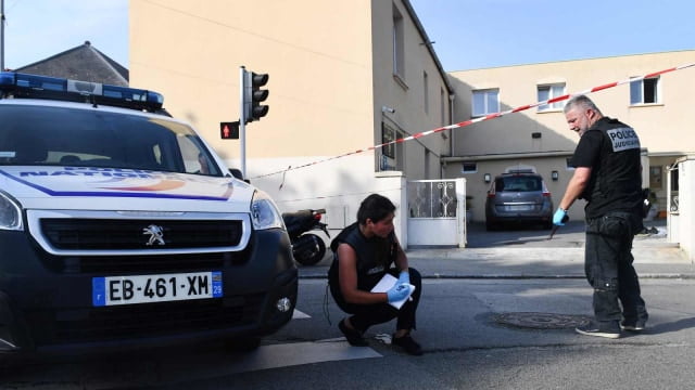 Polisi berada di tempat kejadian penembakan di Masjid, Perancis. Foto: AFP
