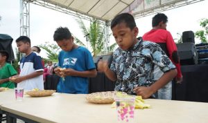 Keseruan peserta saat mengikuti challenge Banana Freak sore tadi. (Fahmi Fajri)