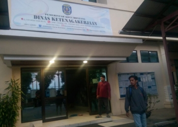 Selain menyampaikan lowongan kerja di papan pengumuman, Disnaker Bontang juga menyampaikan lewat media sosial (Arsyad/Bontangpost.id)