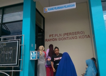 Warga HOP melakukan pendaftaran di PLN Bontang (Arsyad/Bontangpost.id)