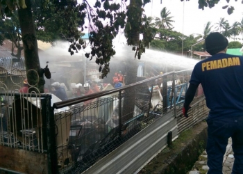 Tumpukan barang bekas milik Suud yang terbakar berhasil dipadamkan (Arsyad/Bontangpost.id)