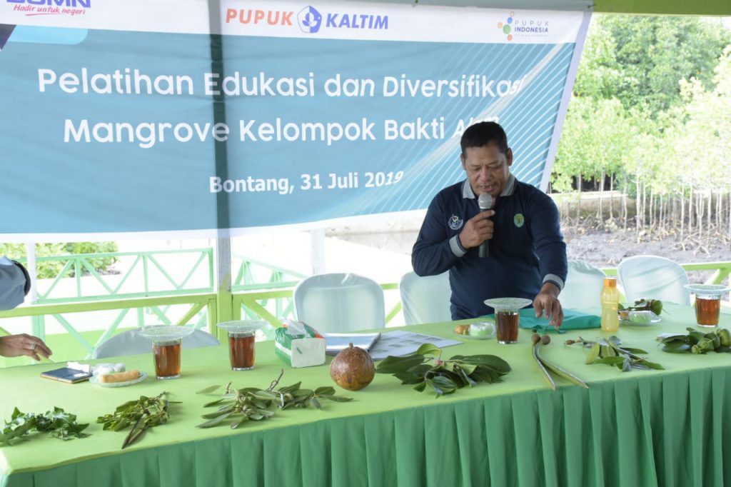 Ketua Kelompok Tani Lestari Indah, Muhammad Ali saat menerangkan jenis-jenis mangrove kepada peserta. (Humas Pupuk Kaltim)