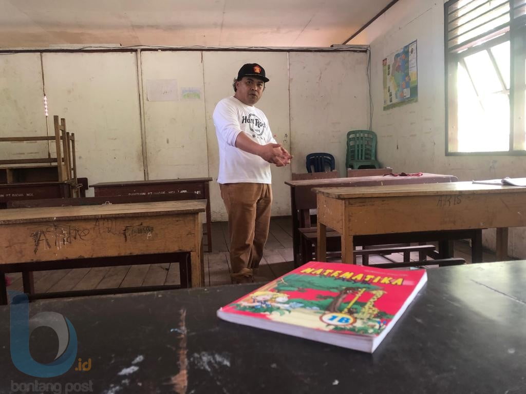 Ketua Komisi I DPRD Bontang Agus Haris melihat kondisi SD 014 Bontang Selatan di Loktunggul, Bontang Lestari.  (Edwin/Bontangpost.id)