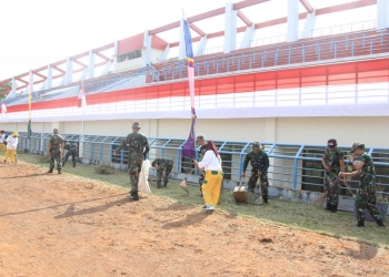 Ratusan ASN dan unsur TNI-Polri bersama-sama membersihkan Stadion Taman Prestasi Bontang Lestari, Jumat (9/8). (HERMAN/HUMAS)