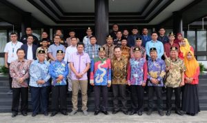 Keakraban nampak pada momen foto bersama usai rombongan Kesultanan Kutai Timur bersama Jajaran Pupuk Kaltim berbincang-bincang. (Humas Pupuk Kaltim)