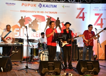 Penampilan band mewarnai kemeriahan Musik Kemerdekaan di Koperasi Karyawan Pupuk Kaltim. (Humas Pupuk Kaltim/Fauzi)